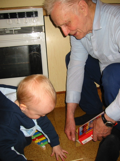 Emil langafi hj&aacute;lpar m&eacute;r