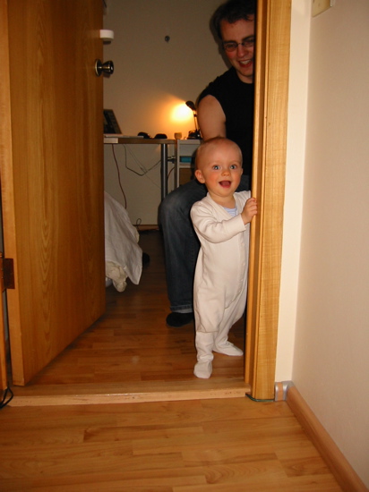 &Eacute;g er farinn a&eth; ganga me&eth; veggjum