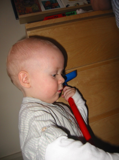 hann bara sleppir ekki ryksugunni ;o)
