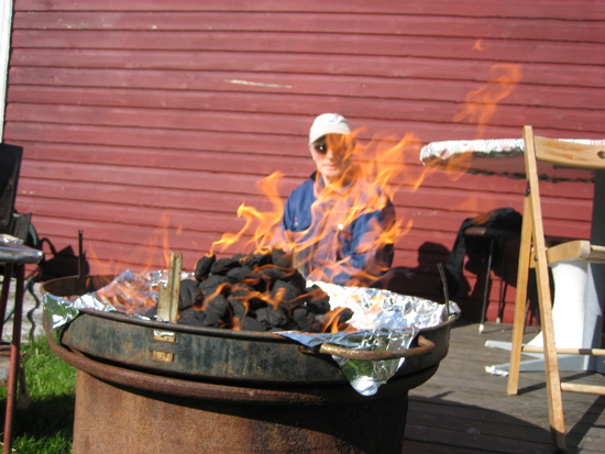 Emil afi a&eth; fylgjast me&eth; grillinu
