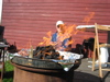 Emil afi a&eth; fylgjast me&eth; grillinu