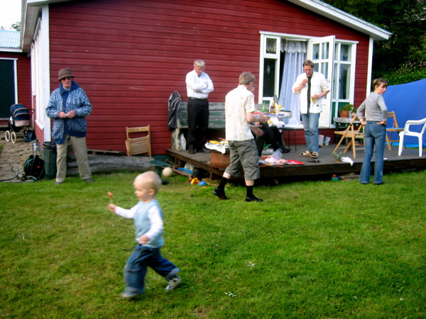 &Aacute; fer&eth; um gar&eth;inn