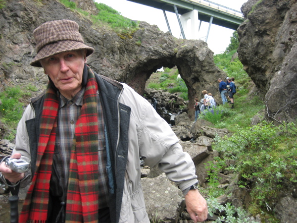 Emilafi hoppa&eth;i um