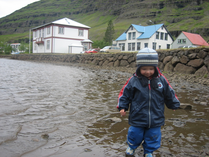 Kasta steinum &iacute; l&oacute;ni&eth;